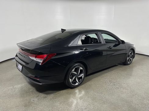 Used 2023 Hyundai Elantra SEL w/ Convenience Package FWD image 3