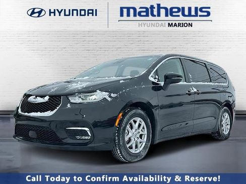 Used 2023 Chrysler Pacifica Touring-L image 1