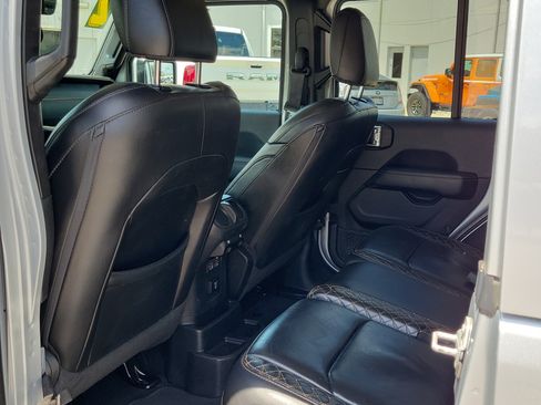 Used 2022 Jeep Wrangler Unlimited Sahara AWD/4WD image 14