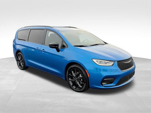 New 2026 Chrysler Pacifica Select w/ S Appearance Package FWD image 2
