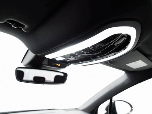 Certified 2025 Porsche Macan image 24