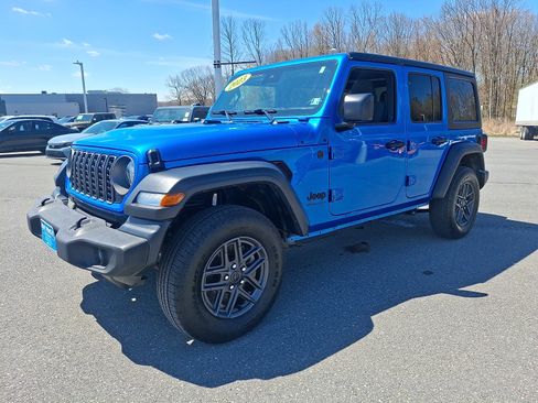 Used 2025 Jeep Wrangler Unlimited Sport AWD/4WD image 3