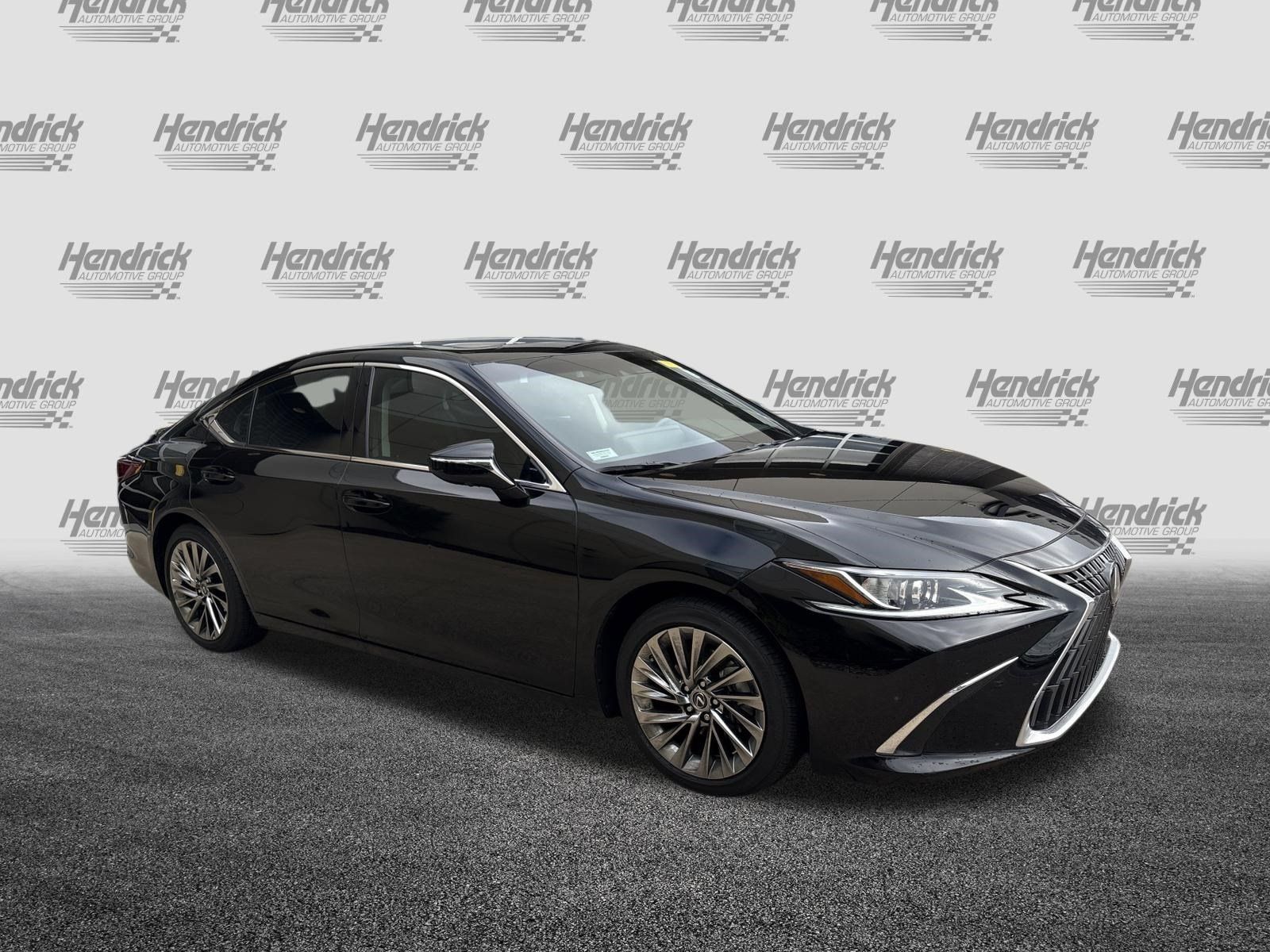 Used 2025 Lexus ES 300h w/ Luxury Package FWD image 2