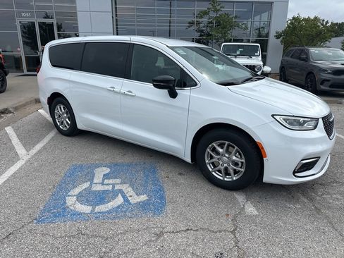 New 2026 Chrysler Pacifica Select image 41