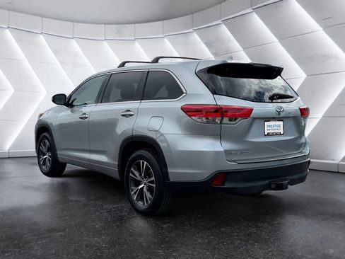 Used 2017 Toyota Highlander Plus FWD image 3