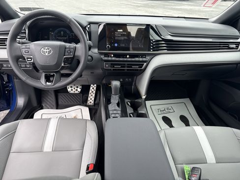 Used 2025 Toyota Camry SE w/ Convenience Package image 14