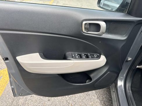 Used 2025 Hyundai Venue SEL FWD image 20