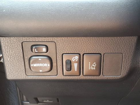 Used 2018 Toyota RAV4 Limited FWD image 17