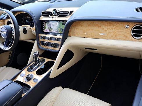 Used 2021 Bentley Bentayga image 2
