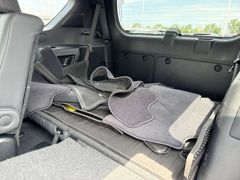 Used 2022 Lexus GX 460 Premium w/ Accessory Package AWD/4WD image 24