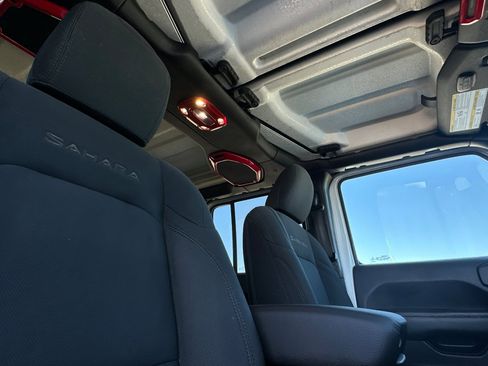 Used 2020 Jeep Wrangler Unlimited Sahara image 16