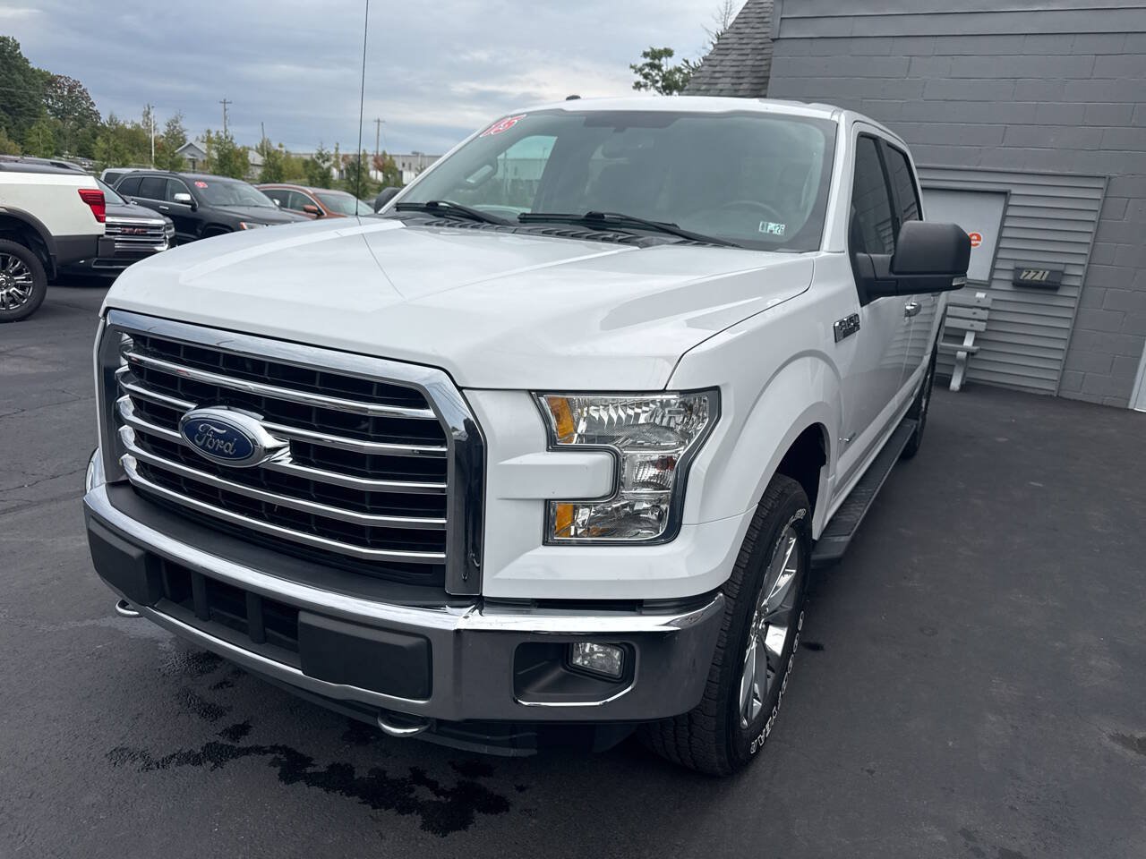 Used 2015 Ford F150 XLT w/ Equipment Group 301A Mid AWD/4WD image 3