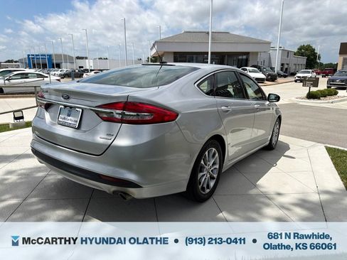 Used 2017 Ford Fusion SE FWD image 5
