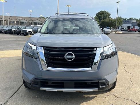 Used 2025 Nissan Pathfinder Platinum FWD image 8