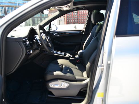 Used 2026 Porsche Macan image 27