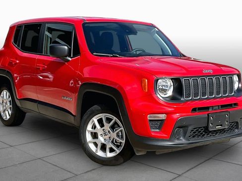 Used 2023 Jeep Renegade Latitude AWD/4WD image 2