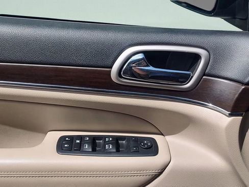 Used 2017 Jeep Grand Cherokee Limited w/ Luxury Group II AWD/4WD image 25