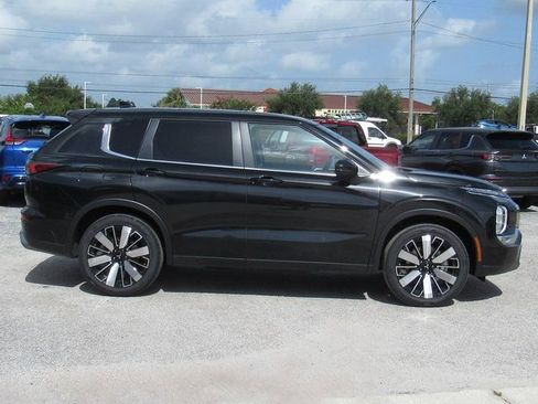 New 2025 Mitsubishi Outlander SE FWD image 2