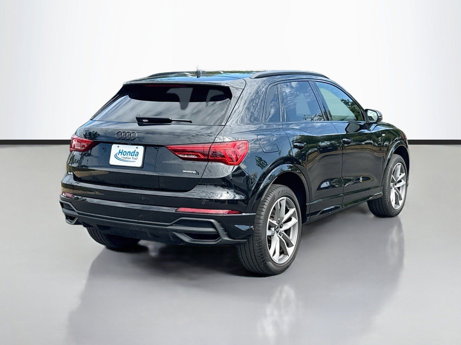Used 2023 Audi Q3 2.0T Premium w/ Black Optic Sport Package AWD/4WD image 7