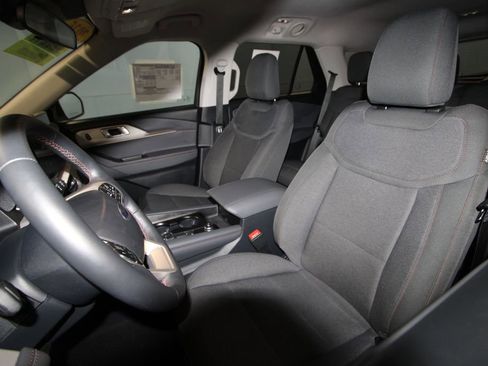 Used 2025 Ford Explorer Active image 4