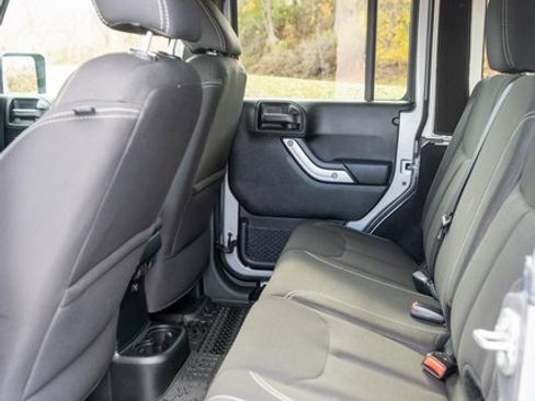 Used 2017 Jeep Wrangler Unlimited Rubicon w/ Connectivity Group image 12