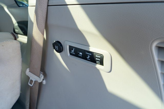 Used 2020 Chrysler Pacifica Limited FWD image 38