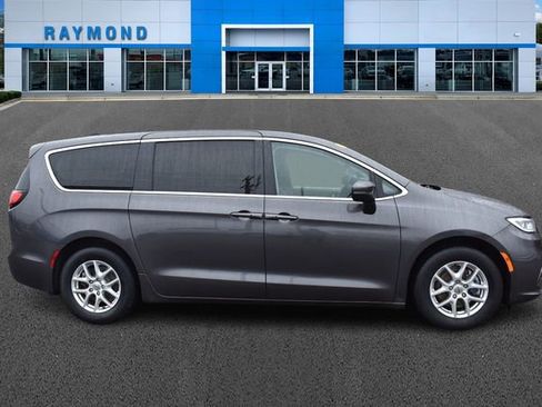 Used 2023 Chrysler Pacifica Touring-L FWD image 2