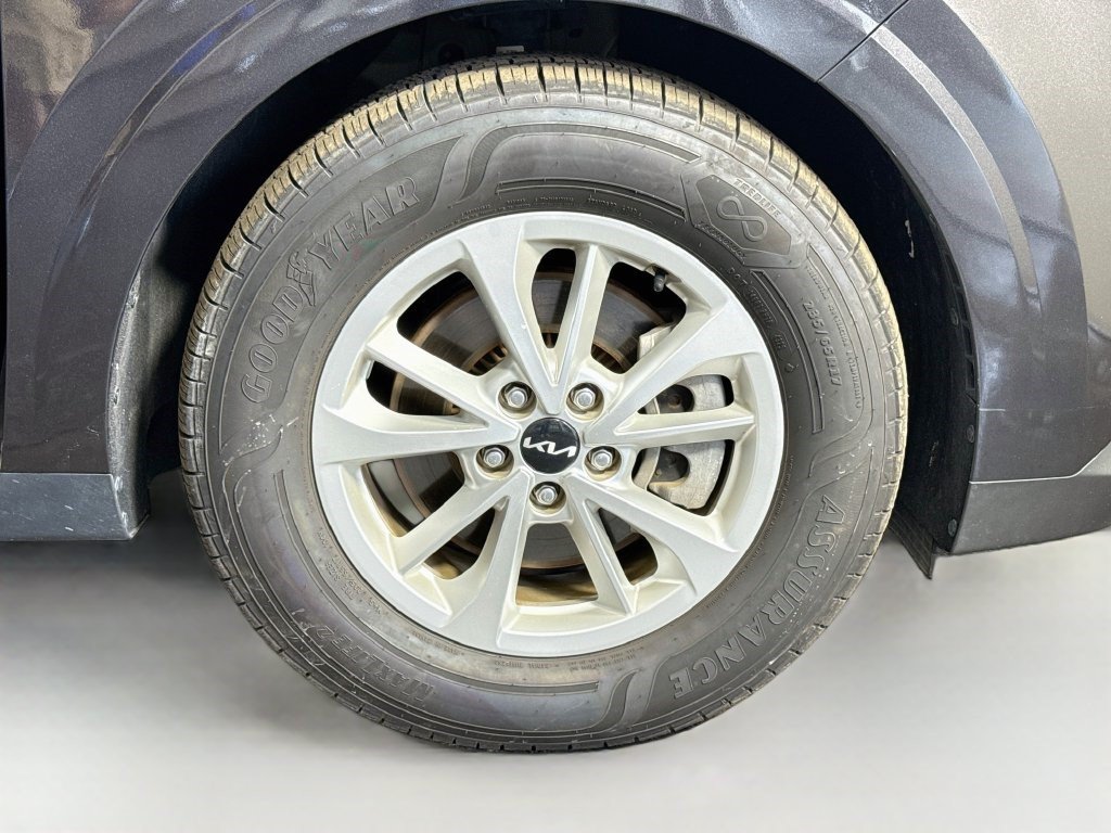 Used 2024 Kia Carnival LX FWD image 29