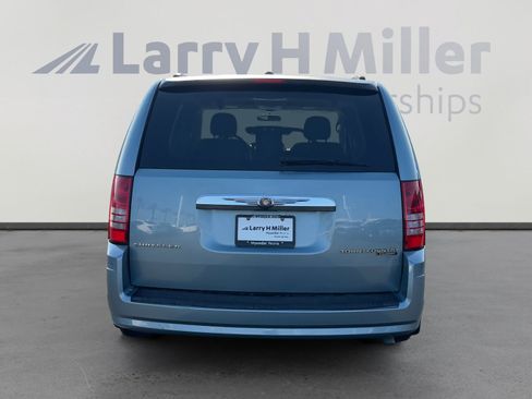 Used 2010 Chrysler Town & Country Touring FWD image 5