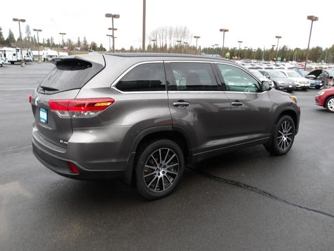 Used 2018 Toyota Highlander SE image 5
