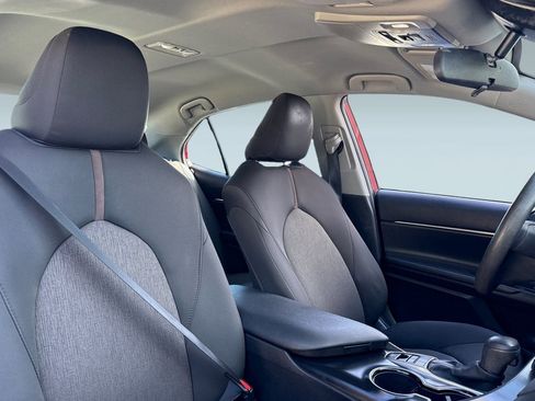 Used 2020 Toyota Camry LE image 30