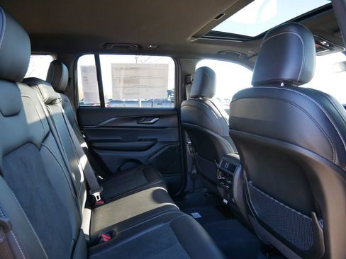 New 2025 Jeep Grand Cherokee Laredo image 24