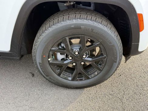 New 2026 Jeep Grand Cherokee 4WD image 13