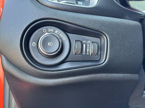 Used 2021 Jeep Renegade Latitude w/ Luxury Group II AWD/4WD image 27