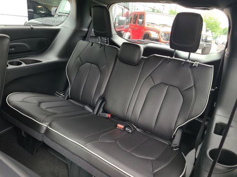 New 2023 Chrysler Pacifica Limited w/ Uconnect Theater Family Group image 37