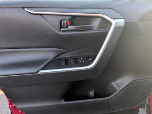 Used 2021 Toyota RAV4 SE image 11