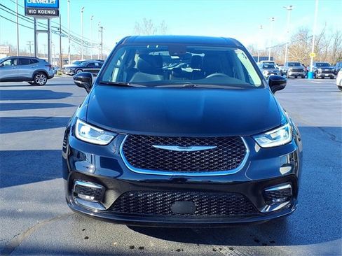 Used 2024 Chrysler Pacifica Touring-L image 20