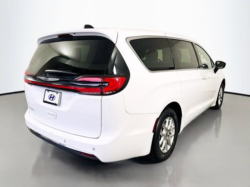 Used 2024 Chrysler Pacifica Touring-L image 5