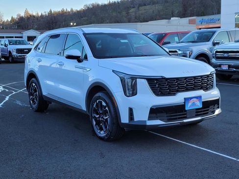 Used 2024 Kia Sorento S image 3