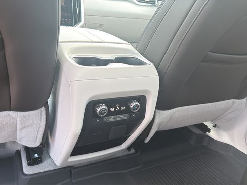 Used 2025 GMC Acadia Denali FWD image 27