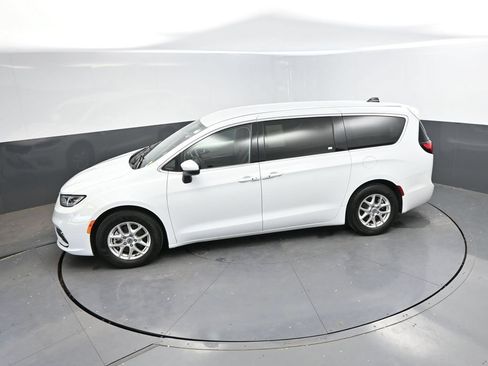 Used 2023 Chrysler Pacifica Touring-L FWD image 29