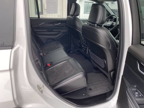 Used 2024 Jeep Grand Cherokee Altitude image 16