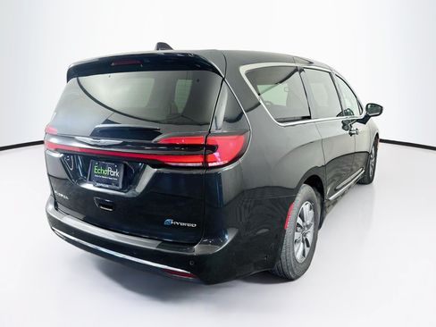 Used 2023 Chrysler Pacifica Limited FWD image 9