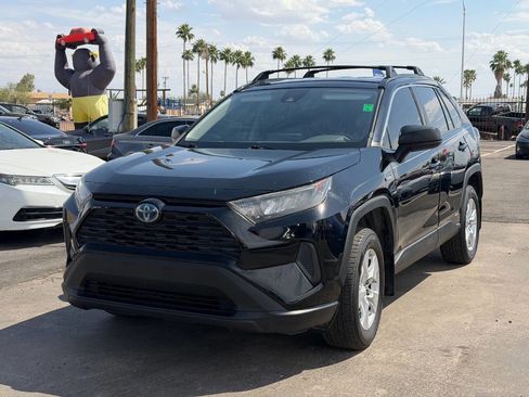 Used 2019 Toyota RAV4 LE image 1