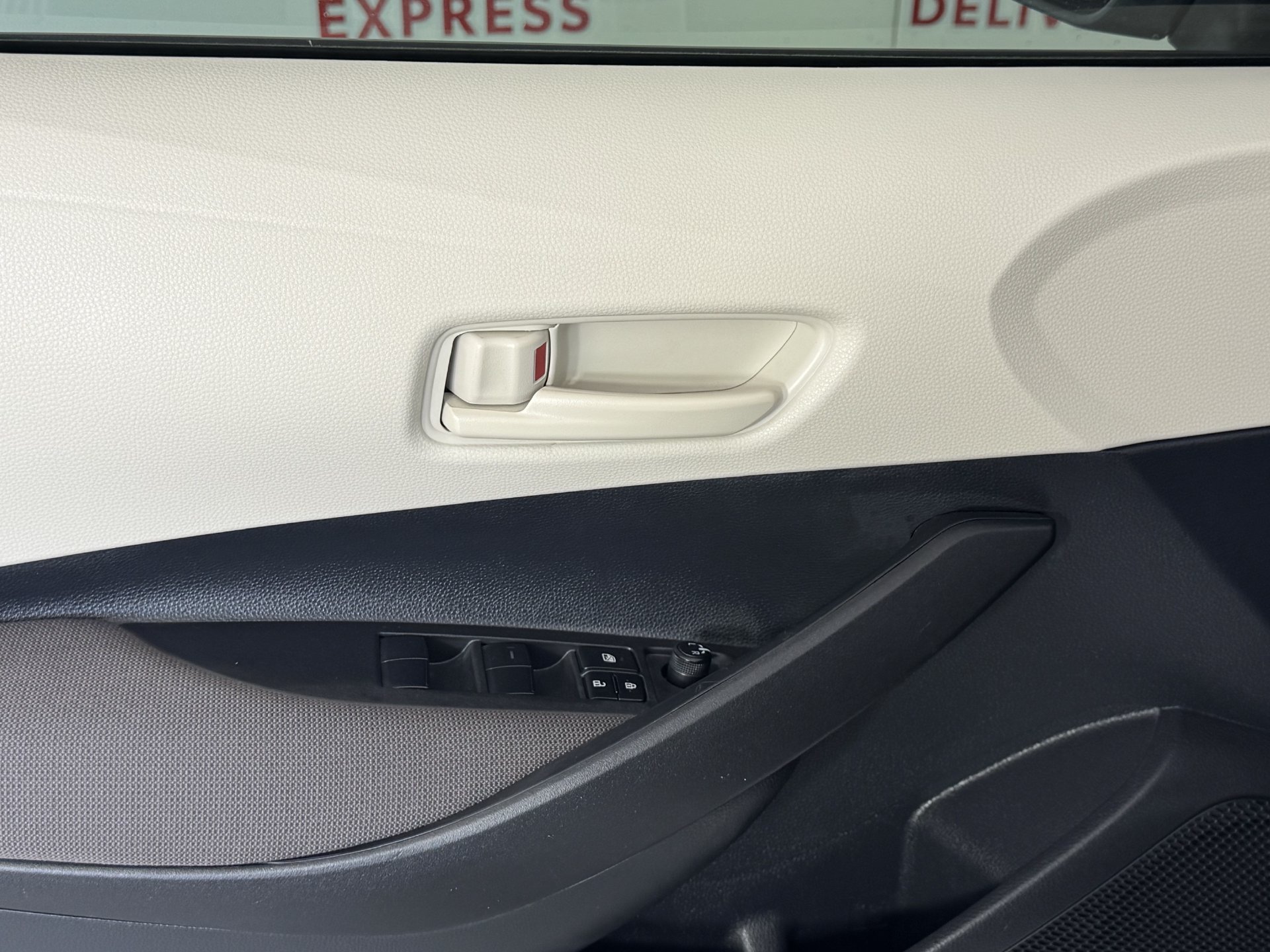 Used 2025 Toyota Corolla LE FWD image 12