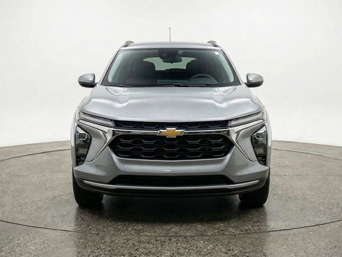 Used 2025 Chevrolet Trax LT FWD image 2