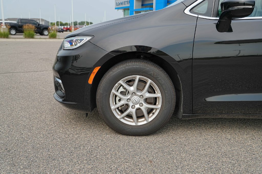 Used 2026 Chrysler Pacifica Select FWD image 12
