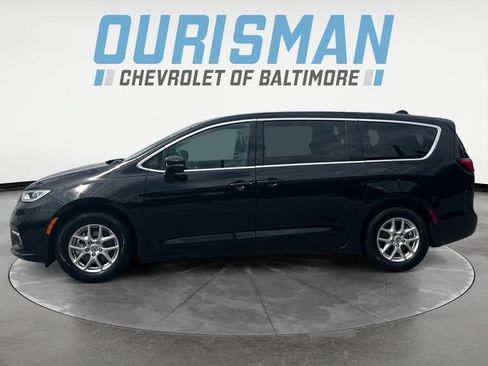 Used 2025 Chrysler Pacifica Select FWD image 3