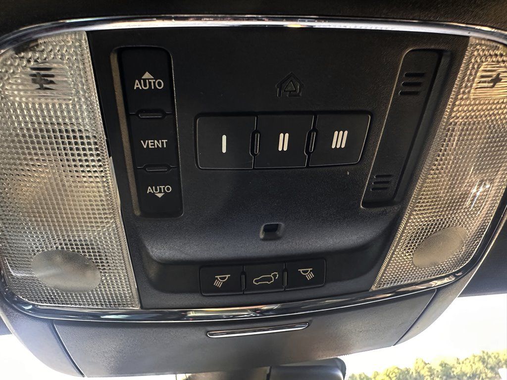 Used 2018 Dodge Durango SRT w/ Technology Group AWD/4WD image 31