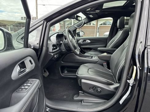 Used 2025 Chrysler Pacifica Limited image 18